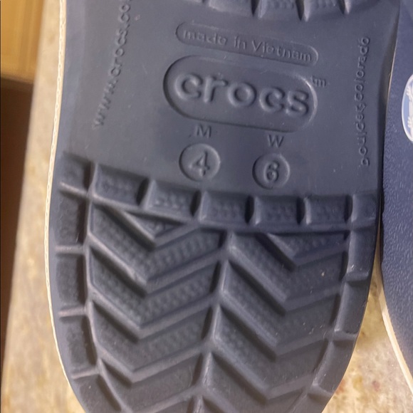 Crocsband shoes, size Men’s 4, Women’s 6. Navy with white soles. - Picture 5 of 5